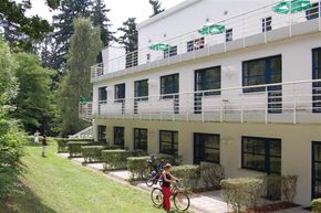 Terasy na lesní straně hotelu