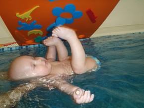 Plavající mimi na zádech